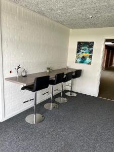 a meeting room with a table and chairs at Overnatning med plads til mange in Holstebro