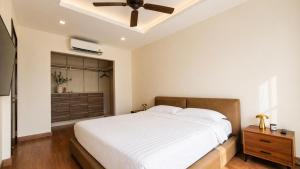a bedroom with a bed and a ceiling fan at 3br Townhouse Laguna Park in Layan Beach +17 photos