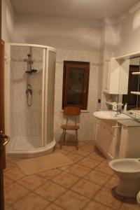 DonnazにあるVingerotoのバスルーム(シャワー、トイレ、シンク付)