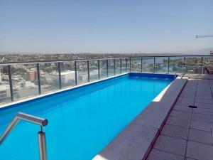 a swimming pool on the roof of a building at Edificio Leonardo Premium Centro Las Heras in Villa Carlos Paz