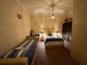 a bedroom with two beds in a room at Hotel Oviedo Teotihuacán in San Martín de las Pirámides