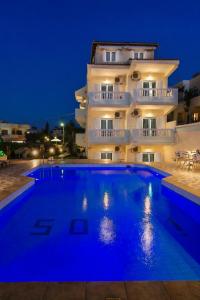 eine Villa mit Swimmingpool bei Nacht in der Unterkunft Ilios Stalis in Stalida