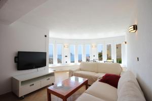 Una sala de estar con un sofá y un televisor. en MAR23J, en La Canuta