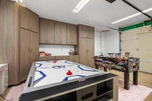 a room with a ping pong table in the middle at Peaks View Bunk House in Hillsboro