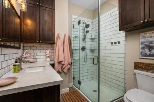a bathroom with a shower and a sink and a toilet at Peaks View Bunk House in Hillsboro +31 photos