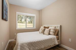 a bedroom with a bed and a window at Peaks View Bunk House in Hillsboro