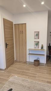 a room with a wooden door and a desk at logement indépendant proche des plages in Aimargues