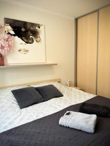 a bedroom with a bed with a black and white at Apartament Orange Piastowska in Ostróda