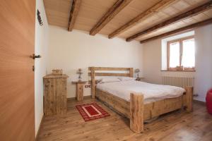 A bed or beds in a room at Maso Del Fieno con Sauna Privata e Vista Unica