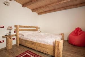 A bed or beds in a room at Maso Del Fieno con Sauna Privata e Vista Unica