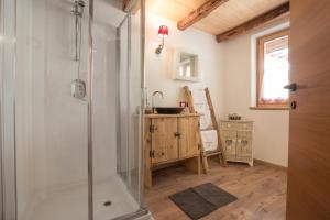 A bathroom at Maso Del Fieno con Sauna Privata e Vista Unica