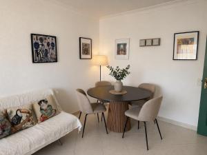 a living room with a couch and a table at Humen apartamento T2 in Tavira