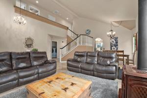 a living room with a leather couch and a table at Acanto Del Mar in Aptos