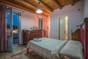 een slaapkamer met een groot bed in een kamer bij Bratis Holiday Home in Kallithea