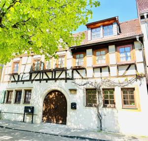 an old building with a large door on a street at Kalkgold Refugium in Kitzingen