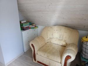 an old chair in a corner of a room at Domek Anusia in Brożówka