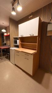an empty room with a counter in a room at Pavillon Greve in Greve