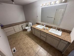 a bathroom with two sinks and a large mirror at Mountain Hideway in Coarsegold +12 photos
