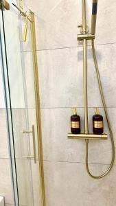 two candles on a shelf in a shower at Kalkgold Refugium in Kitzingen +35 photos