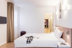 Postel nebo postele na pokoji v ubytování Aparthotel Adagio Access Paris Clichy