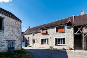 an old stone building with a road in front of it at Bienvenue chez Pépère in Nitry