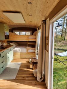a tiny house with a kitchen and bunk beds at Auszeit in stilvollem Tiny House in Elsdorf