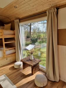a room with a large window in a tiny house at Auszeit in stilvollem Tiny House in Elsdorf