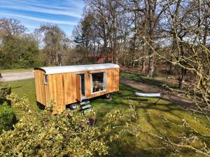 a small wooden trailer sitting in the grass at Auszeit in stilvollem Tiny House in Elsdorf