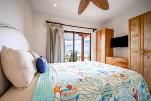 a bedroom with a bed with a view of the ocean at Villas Catalina 7 in Potrero