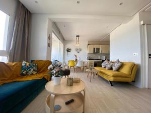 a living room with a couch and a table at Estrella de Martil in Martil