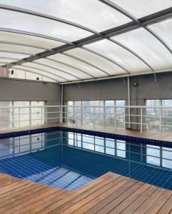 a large swimming pool with a glass ceiling at Flat de Luxo no Quality Hotel no coração de Alphaville in Barueri