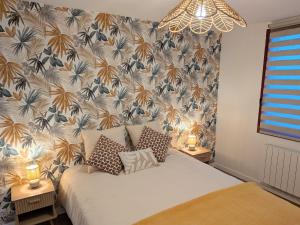 a bedroom with a bed with a floral wallpaper at Laroseliere in Mauléon
