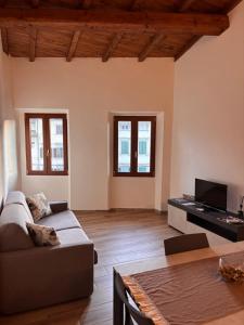 a living room with a couch and a table at Casa Giulia in Figline Valdarno