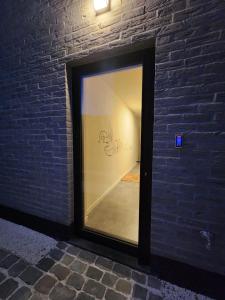 a brick wall with a window in a room at 't Ossenhoekske in Sint-Niklaas