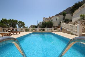 una piscina en una villa en Positano en MAR23J, en La Canuta