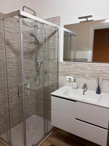 a bathroom with a shower and a sink at Casa Giulia in Figline Valdarno +5 photos