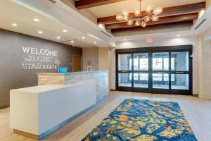 a lobby with a welcome welcomes the lone star state sign on the wall at Hampton Inn & Suites Weatherford, Tx in Weatherford +49 photos
