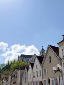 a group of buildings with a castle in the background at Atelier Marguerite, plain-pied au cœur de Tonnerre in Tonnerre
