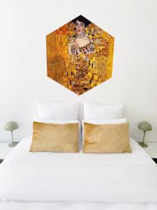 a bedroom with a painting of a woman at Atelier Marguerite, plain-pied au cœur de Tonnerre in Tonnerre