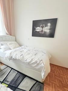 a bed in a bedroom with a picture on the wall at Beenie 17 in Linz +4 photos