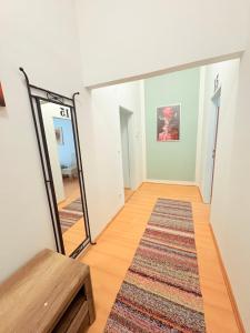 a dressing room with a mirror and a rug at Beenie 17 in Linz