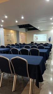 a conference room with blue tables and chairs at Hotel Capelli Talca in Talca +29 photos