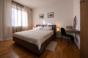 a bedroom with a bed and a desk and a chair at Lume Capi in Labin
