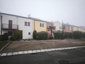 a row of houses in a parking lot at Good Time house in Aprilia Marittima