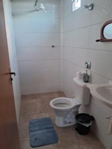 a bathroom with a toilet and a sink at Casa 2 quartos perto Centro Ipatinga e aeroporto in Santana do Paraíso +1 photo
