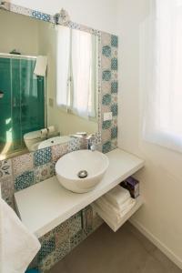 y baño con lavabo y espejo. en Ramo Rosso di Paolo Natalini, en Bolonia