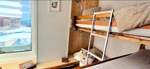 a room with two bunk beds and a window at Appartement T1 Superdévoluy 6 personnes in Le Dévoluy