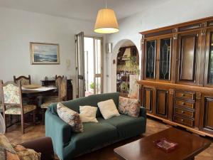 a living room with a green couch and a table at Casa Nina in Marina di Massa