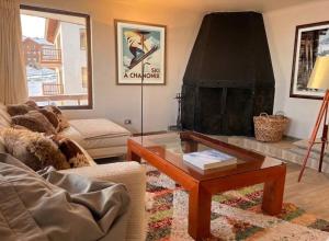 a living room with a couch and a fireplace at Increible Chalet en La Parva in Santiago