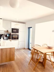 a kitchen and dining room with a table and chairs at Lemba, apartman 4 zvjezdice in Opuzen